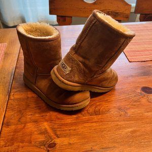 UGG Kids Classic II Boot in Chestnut - Sz 5